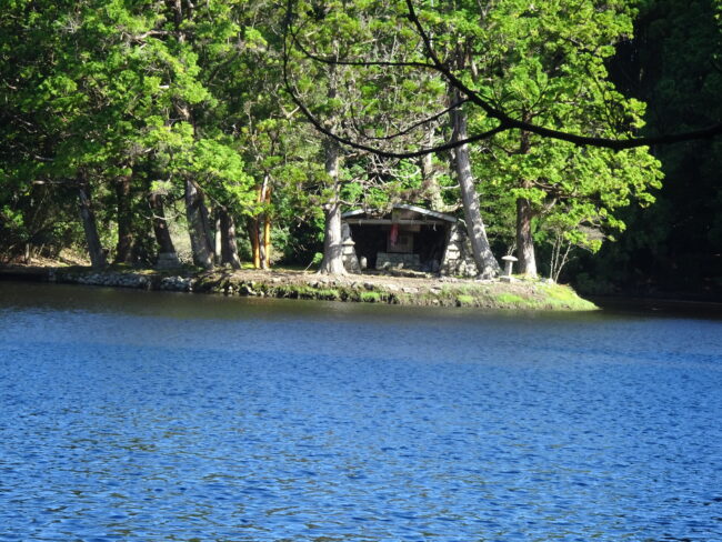 水の溜まった池山池と、遠くから見る池山神社